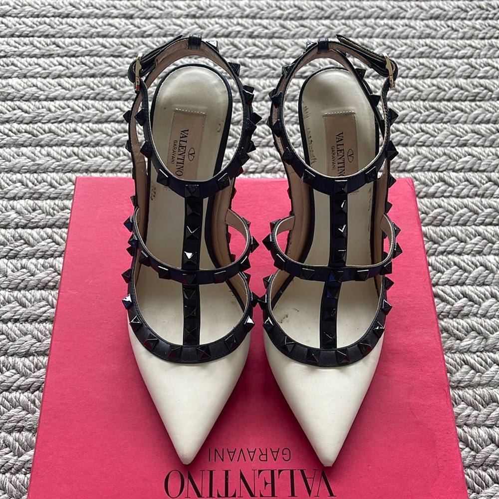 Valentino rockstud pumps, ivory with black trim + studs🖤
